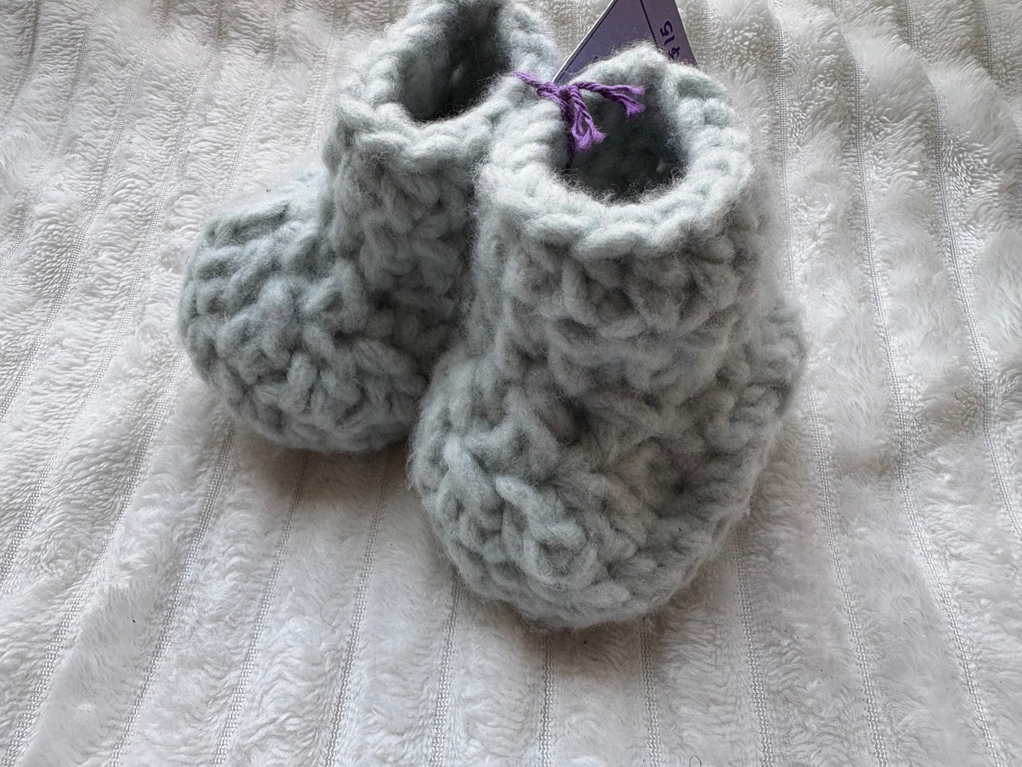 Baby Booties (0-3 months) (sage)