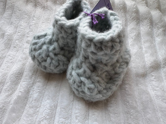 Baby Booties (0-3 months) (sage)